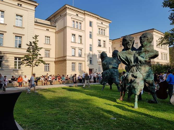 Bettina Berggruen Garten mit Skulpturen „United Enemies“ (2011) von Thomas Schütte; Foto: Christo Libuda, Lichtschwärmer