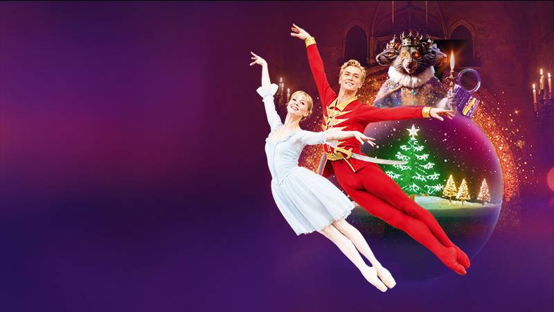 Zwei tanzende Personen in Ballettposen; rechts Weihnachtsbaum; im Hintergrund große Maus mit Krone und Trommel in einer Schneekugel.