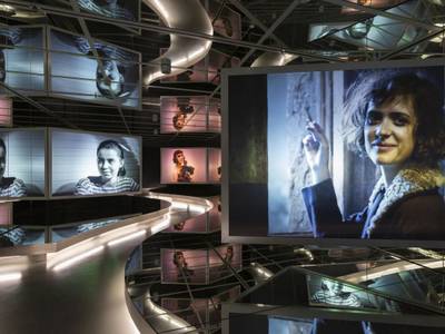  – Blick in die ständige Ausstellung: Spiegelsaal Film mit Projektionen aus verschiedenen Filmen, die sich in den Spiegeln wiederholen. Auf den Bildschirmen sind verschiedene Schauspielerinnen zu sehen.