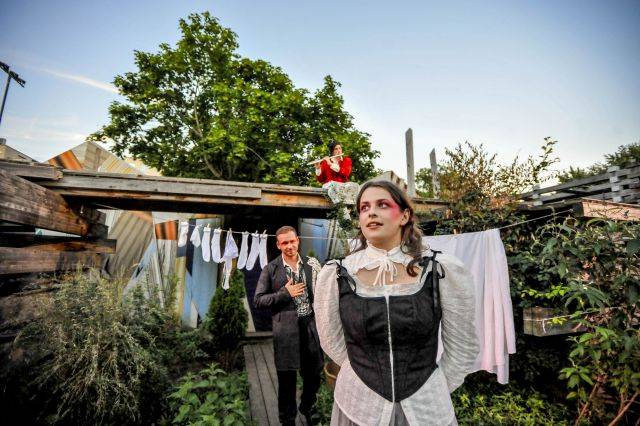Globe Berlin: Urfaust – Faust (Adrian Stowasser), Gretchen (Anna-Luise Barth)