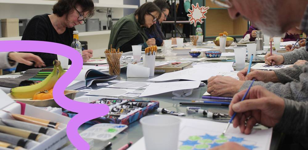 Teilnehmende erstellen geometrische Muster bei einem Workshop