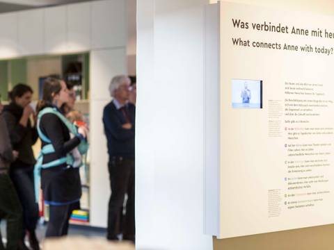 Familienführung durch die Ausstellung »Alles über Anne« – Eine Gruppe in der Ausstellung »Alles über Anne«
