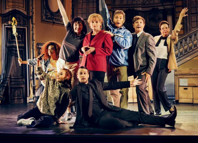 Mächtig was los vor der Schlosskulisse. Vorne von li. Ida Dobrenz, Matthias Britschgi, hinten von li.: Adisat Semenitsch, Winnie Böwe, Christoph Marti, Tobias Bonn, Max Gertsch, Lilian Naef.