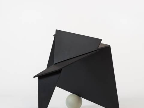 Katja Strunz, Einbruch, 2025, lackierter Stahl, 44 x 42 x 39 cm