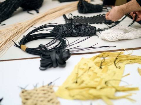 Gemeinsam haben die fünf teilnehmenden Designer*innen eine Kollektion von 24 aufwendigen Modeteilen entwickelt