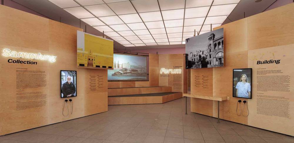 Ausstellungsansicht “Forum Hamburger Bahnhof“, Hamburger Bahnhof - Nationalgalerie der Gegenwart, 2023 – Museumsausstellung mit Holztafeln; Beschriftungen "Sammlung", "Forum", "Building"; Bilder und Texte; Porträts einer person und eines historischen Gebäudes.