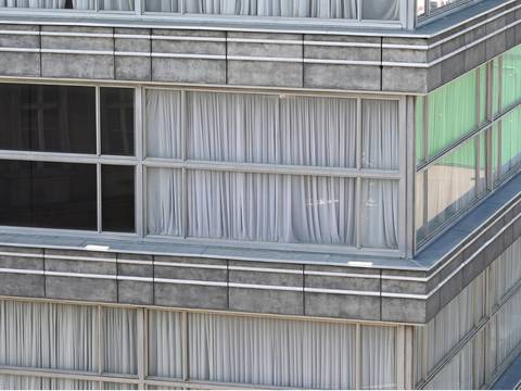 Sophie Kovel, Metropolitan Backlot, Studio Babelsberg AG, 2026 – Gebäudeecke mit Glasfassade und weißen Vorhängen, moderne Architektur.