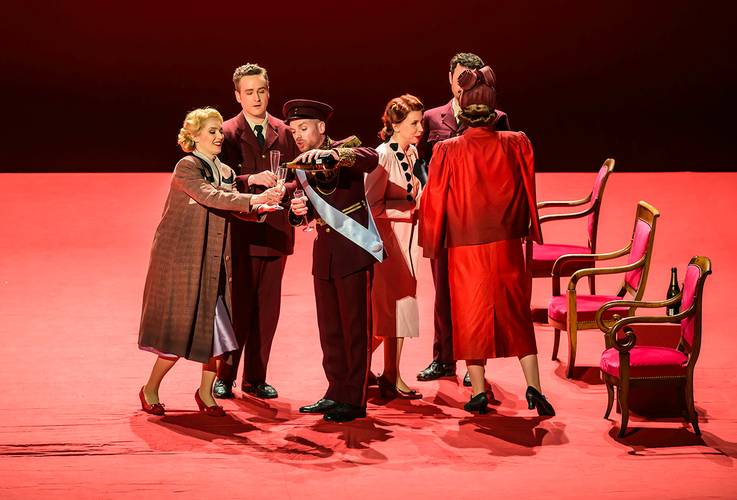 A Midsummer Night’s Dream – Padraic Rowan als Theseus, Lucy Baker als Hippolyta, Thomas Cilluffo als Lysander, Dean Murphy als Demetrius, Anna Werle als Hermia, Maria Vasilevskaya als Helena Bettina Stöß