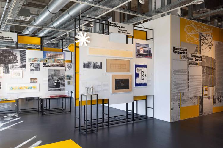 Ausstellungsansicht „Gestalten für Berlin. Design aus der Kunsthochschule Berlin-Weißensee“ – Ausstellungsansicht mit Fotografien, Grafiken und Plakaten auf weißen Stellwänden in einem modernen Museumsraum