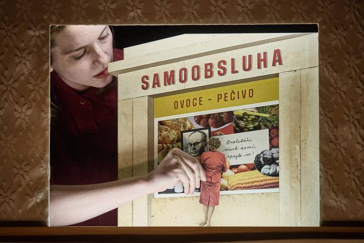 Loops & Hoops – Person betrachtet Plakat mit Aufschrift "SAMOOBSLUHA OVOCe - PECIVO". Collage: Woman in rotem Kleid vor Obst- und Gemüsebildern, Mann im Anzug, Text in anderer