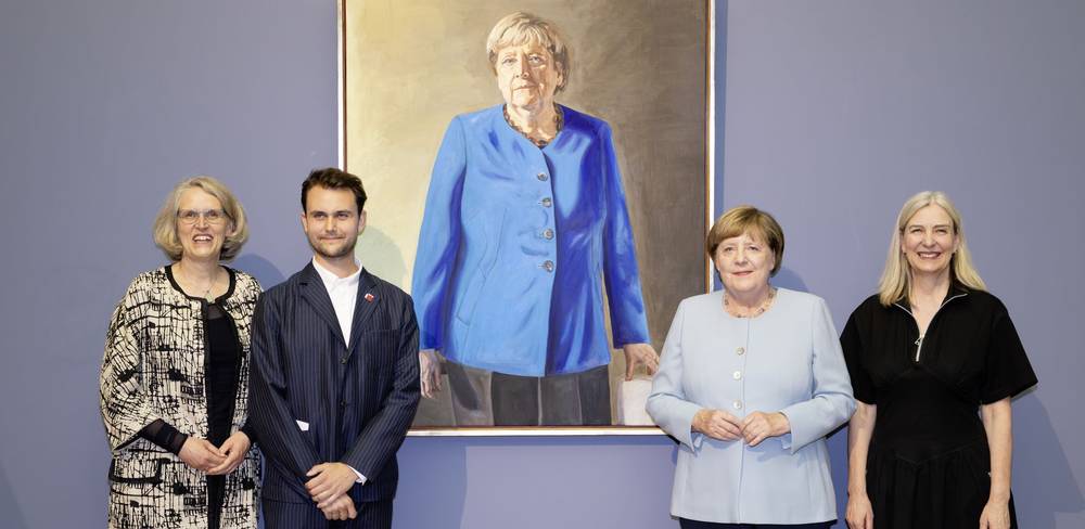 (v. l. n. r.) Antje Scherner, Direktorin der Skulpturensammlung und Museum für Byzantinische Kunst, Jérémie Queyras, Künstler, Bundeskanzlerin a.D. Angela Merkel, und Marion Ackermann, Präsidentin der Stiftung Preußischer Kulturbesitz, vor dem Porträt der Bundeskanzlerin a. D. Angela Merkel im Bode…