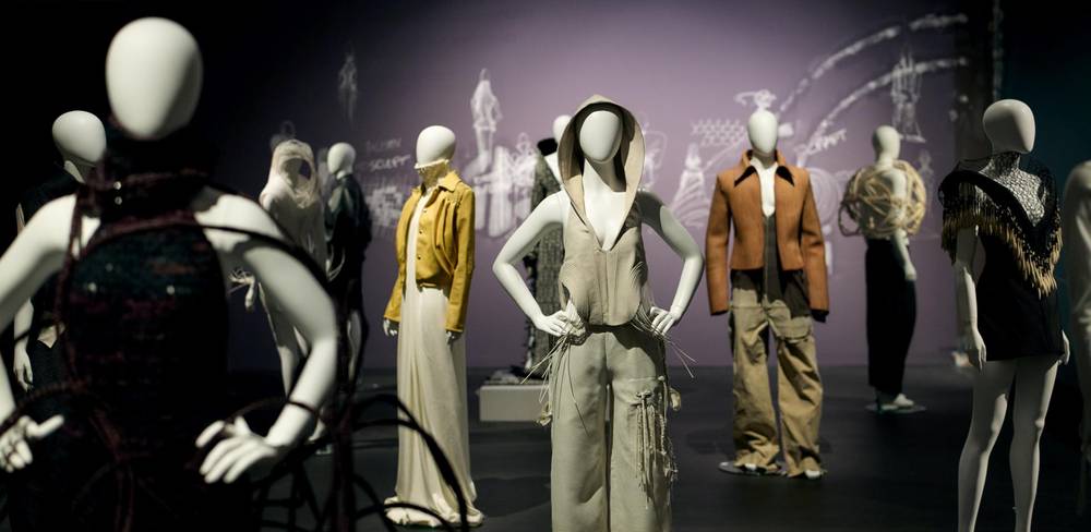 „Fashion x Craft: Echoes of Tomorrow“, Ausstellungsansicht, Gemäldegalerie 2025, Kollektion: V-Collective