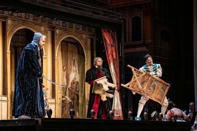 Il barbiere di Siviglia – Noel Bouley als Bartolo, Aigul Akhmetshina als Rosina, Samuel Dale Johnson als Figaro