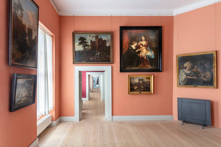 Schlossmuseum Oranienburg, Erste Kammer im linken Flügel – Schlossmuseum Oranienburg, Erste Kammer im linken Flügel mit historischen Gemälden an den lachsfarbenen Wänden und Blick in eine Raumflucht