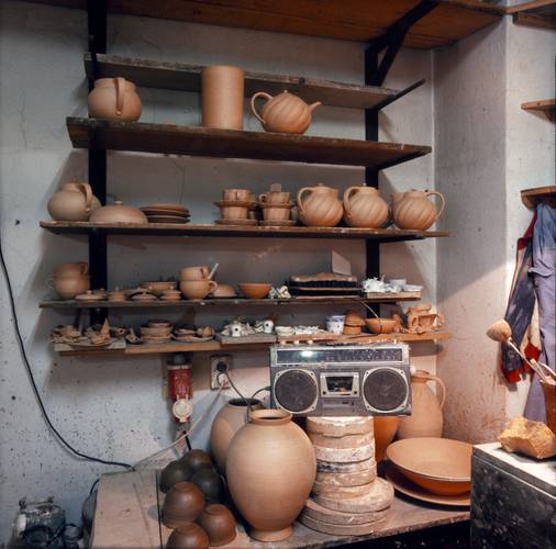 Blick in die Keramikwerkstatt von Wilfriede Maaß. Foto: Thomas Florschuetz, 1986