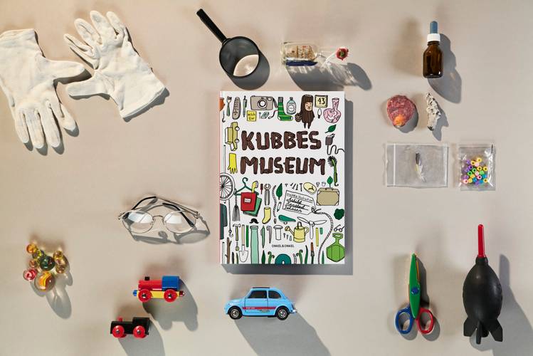 Cover zum Bilderbuch "Kubbes Museum", erzählt und illustriert von Ashild Kanstad Johnsen – Buchcover mit Kinderspielzeug