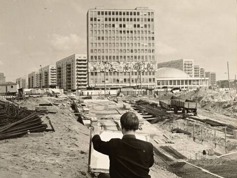  – Student der Kunsthochschule, zeichnend vor der Baustelle Alexanderplatz mit Haus des Lehrers und Kongresshalle, um 1965 (Foto: unbekannt)