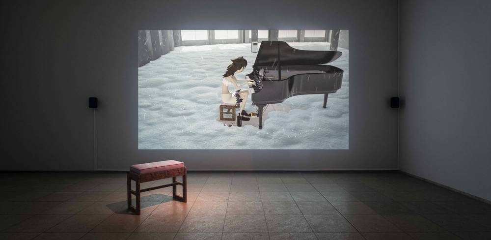 Bunny Rogers, Mandy’s Piano Solo in Columbine Cafeteria, 2016, Ausstellungsansicht Hamburger Bahnhof – Nationalgalerie der Gegenwart 2020
