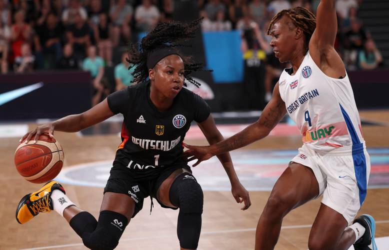 Deutschlands Alexis Peterson (l) und Großbritanniens Shanice Beckford-Norton in Aktion. (Archiv)