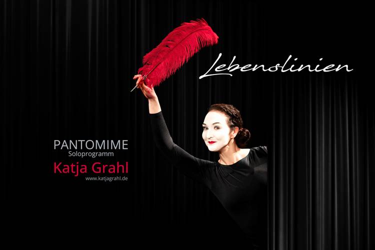 Person in schwarzem Outfit hält rote Feder; Text: Lebenslinien, PANTOMIME Soloprogramm Katja Grahl .