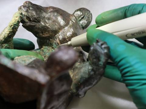 Während des Restaurierungsprozesses eines Briefbeschwerers in Form eines Bären aus dem 19. Jh.