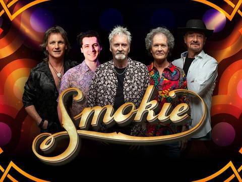  – Fünf männlich gelesene Personen stehen nebeneinander vor buntem Hintergrund. Schriftzug "Smokie" im Vordergrund.