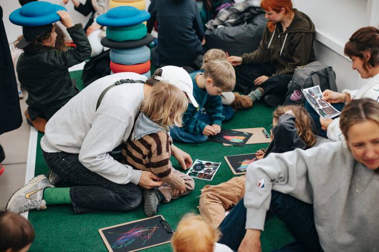 KW Institute for Contemporary Art, Family Day Matt Copson 2025; Foto: Eva Luise Hoppe – KW Institute for Contemporary Art, Family Day Matt Copson 2025; Foto: Eva Luise Hoppe