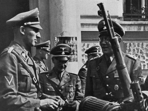 Reinhard Heydrich (links) vor dem Quartier der Einsatzgruppe II in Tschenstochau (Südpolen), Anfang September 1939