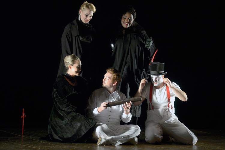 Die Zauberflöte – Philipp Jekal als Papageno, Attilio Glaser als Tamino, Kim-Lillian Strebel als 1. Dame, Annika Schlicht als 2. Dame, Ronnita Miller als 3. Dame