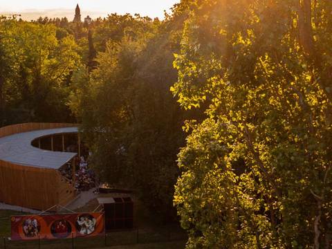 Drohnenaufnahme: Theater am Insulaner, Planetarium am Insulaner, Wilhelm-Foerster-Sternwarte, Sommerbad am Insulaner – Drohnenaufnahme: Theater am Insulaner, Planetarium am Insulaner, Wilhelm-Foerster-Sternwarte, Sommerbad am Insulaner © Shakespeare Company Berlin | René Löffler