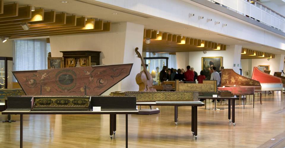 Blick in den Ausstellungsraum des Musikinstrumenten-Museums – Blick in den Ausstellungsraum des Musikinstrumenten-Museums