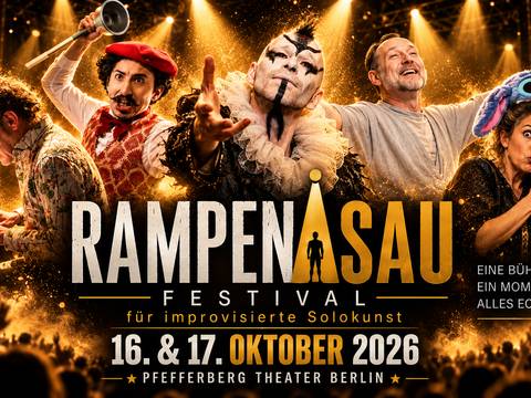 RAMPENSAU Festival für improvisierte Solokunst – Fünf verschiedene Darsteller*innen vor Publikum, bunte Kostüme. Text: RAMPENSAU FESTIVAL 16. und 17. Oktober 2026 Pfefferberg Theater Berlin. Eine Bühne. Ein