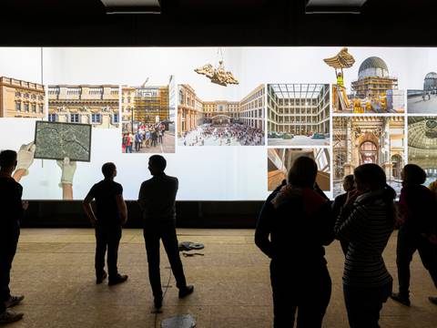 Besucher vor dem Videopanorama zur Geschichte des Ortes im Humboldt Forum – Besucher vor dem Videopanorama zur Geschichte des Ortes im Humboldt Forum