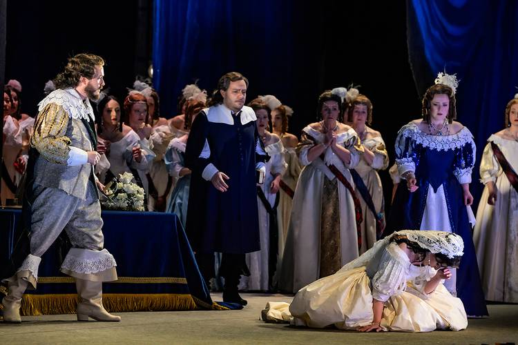 Lucia di Lammermoor – Thomas Cilluffo als Arturo, Gerard Farreras als Raimondo, Adela Zaharia als Lucia, Karis Tucker als Alisa