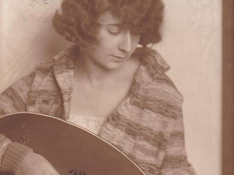 Ilse Weber mit einer Laute, 1928. © Kingston Ostrava Scroll Group