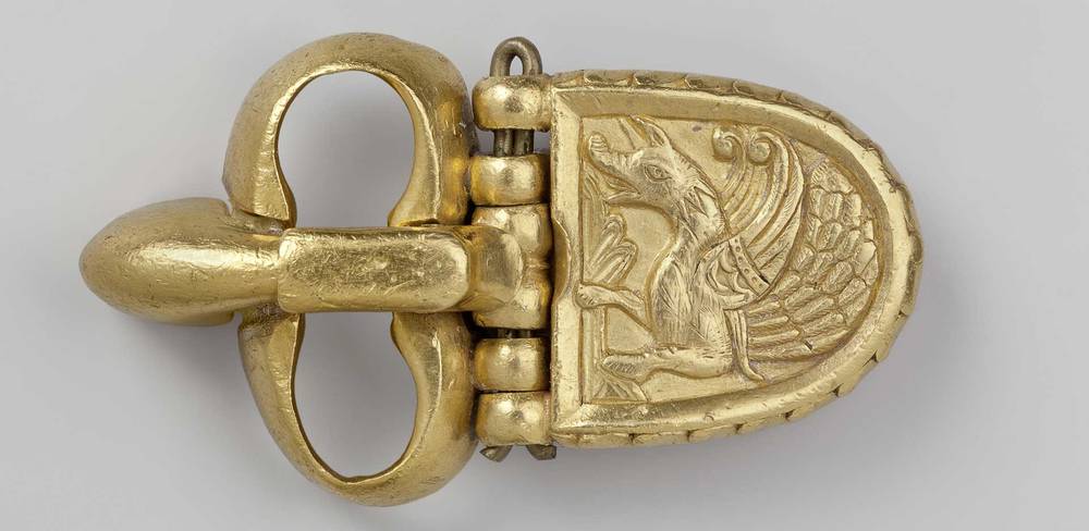 Goldene Gürtelschnalle, zeigt einen Greifen mit Raubtierkörper, Flügeln und Pfauenschwanz, Fundort unbekannt, um 600 / 1. Hälfte 7. Jahrhundert n. Chr.