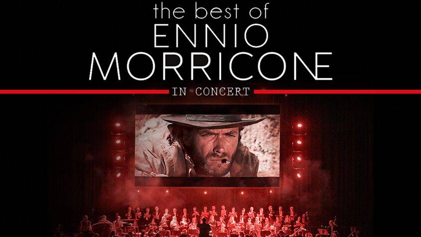 Großes Orchester auf Bühne, im Hintergrund Leinwand mit Westernfilmszene, Schrift: "the best of ENNIO MORRICONE IN CONCERT".