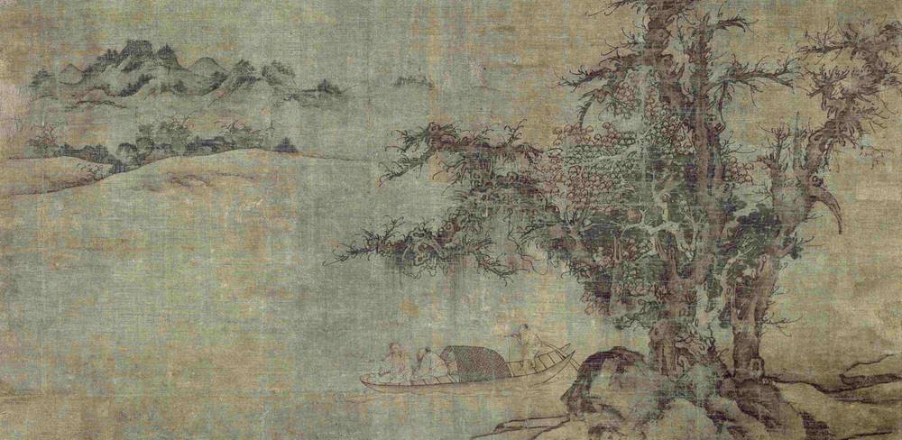 Tang Di (1296 – 1364) zugeschrieben, Flusslandschaft, Detail, Yuan-Dynastie (1271 – 1368), montiert als Hängerolle – Gemälde auf Seide, bergige Landschaft mit Fluss; Boot mit Dach und vier sitzenden Personen; Baum mit blättrigem Geäst im Vordergrund.