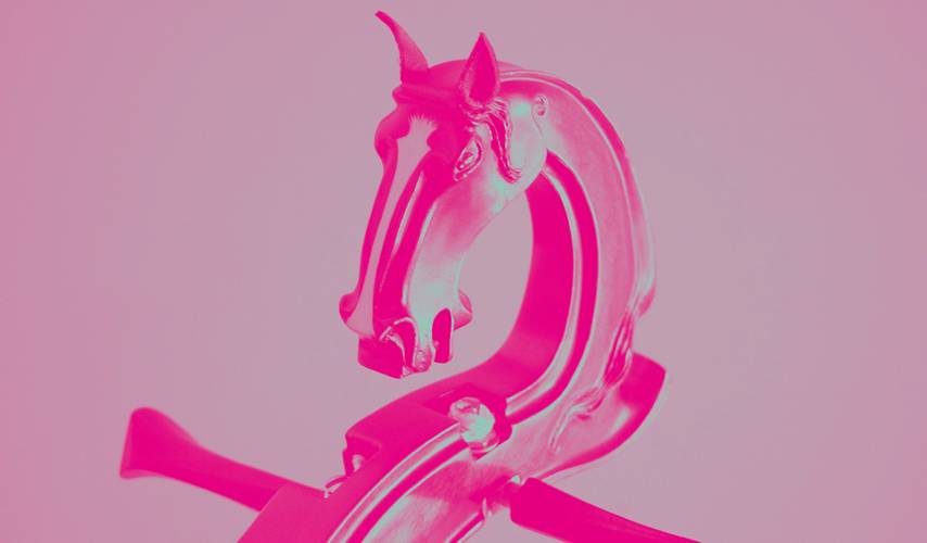 Key Visual Musical Belongings VIII – Metallene Skulptur eines Pferdekopfes in rosa monochromem Stil, mit einem Horn auf der Stirn.