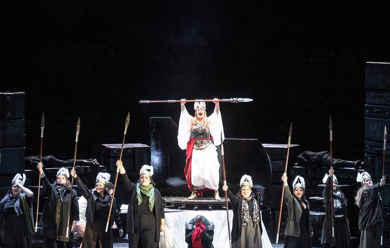 Die Walküre – Ricarda Merbeth als Brünnhilde, Flurina Stucki als Helmwige, Felicia Moore als Gerhilde, Maria Motolygina als Ortlinde, Elissa Pfaender als Waltraute, Arianna Manganello als Siegrune, Karis Tucker als Roßweiße, Nicole Piccolomini als Grimgerde, Lauren Decker als Schwertleite Bernd Uhlig
