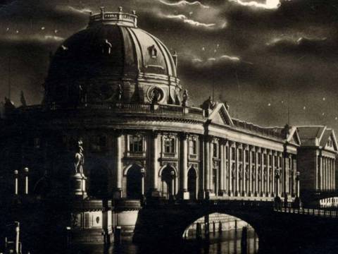 Kaiser-Friedrich-Museum in der Nacht, Detail, 1930, Fotopostkarte – Historisches Schwarz-Weiß-Foto eines großen Gebäudes mit Kuppel und Brücke im Vordergrund, beleuchtet von Mondlicht.