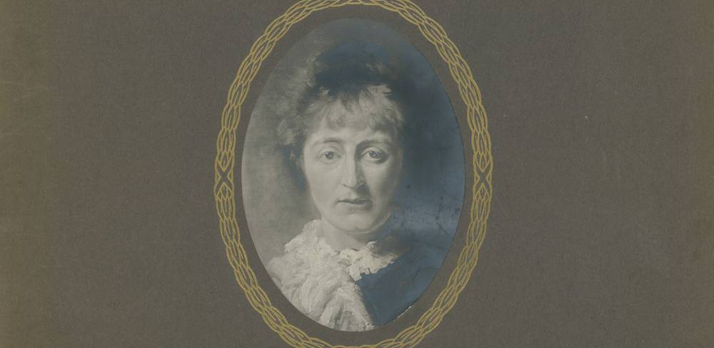 Victoria von Preußen, Bildnis Hermione von Preuschen, nach 1871, Reproduktion – Sepia Fotografie eines Portraits einer weiblich gelesenen Person mit heller Spitze um den Hals, ovale Verzierung um das Bild, brauner Hintergrund.