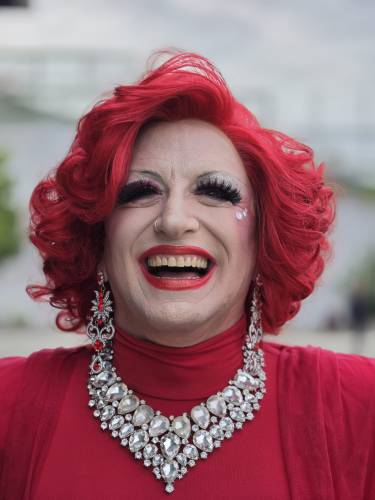 © Emanuele Valariano – Portrait einer Drag-Queen mit rotem Haar und rotem Kleid.