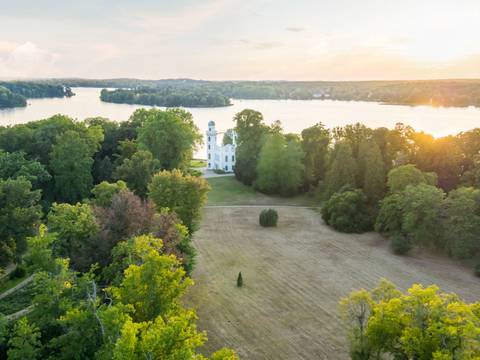 Pfaueninsel, Blick über die Große Schlosswiese zum Schloss