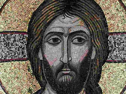 Christus der Erbarmer, Detail, Ikone / Glasmosaik in Wachsgrund, auf Holz (um 1100) – Mosaikporträt einer Person mit langem Haar und Bart, goldener Hintergrund, griechische Inschrift: IC XC NIKA.