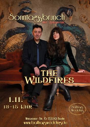 Sonntagsbrunch mit Livemusik – Zwei Personen auf einem Sofa vor einem Pfauenbild. Text: Sonntagsbrunch mit Livemusik. THE WILDFIRES. 1.11. 13-15 UHR. Wriezen Str. 6 13359 Berlin