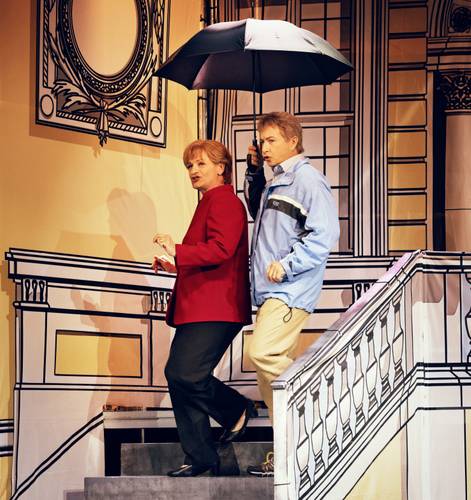 Beschwingt vor der Schlosskulisse: Miss Merkel (li.: Christoph Marti) und ihr Mann Joachim Sauer (re.: Tobias Bonn).