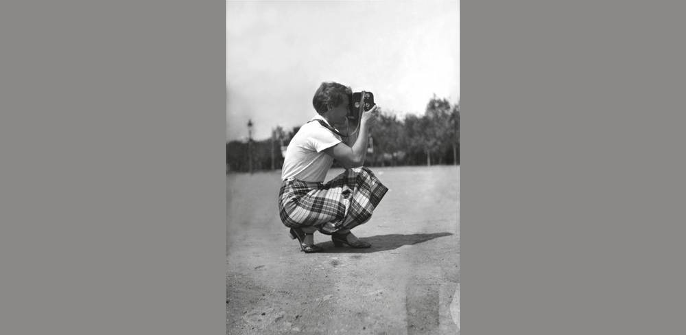 Ella Bergmann-Michel mit ihrer Kinamo-Filmkamera, 1932