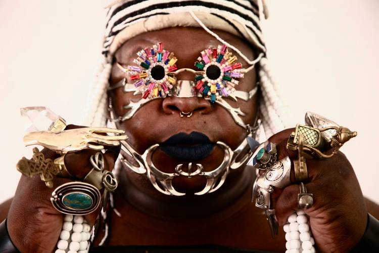 Porträt Performance-Künstler*in Albert Ibokwe Khoza für die Eigenproduktion "Dear Museum!" – Porträt Performance-Künstler*in Albert Ibokwe Khoza für die Eigenproduktion "Dear Museum!"