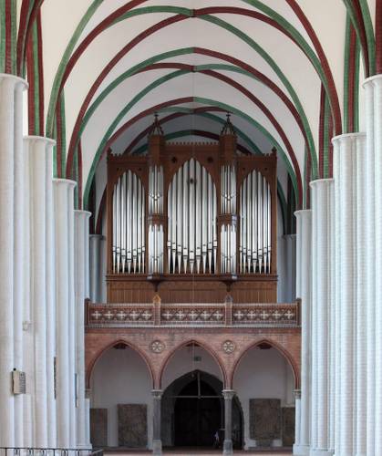 Die Orgelempore im Museum Nikolaikirche – Blick durch den Kirchenrauf mit Kreuzgewölbe auf die Orgelempore